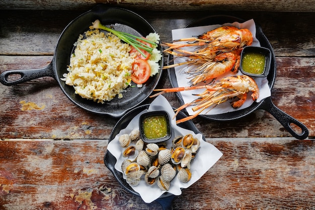 Vista dall&#39;alto Varietà Frutti di mare come gamberi di fiume bruciati, polpa di granchio di riso fritto.