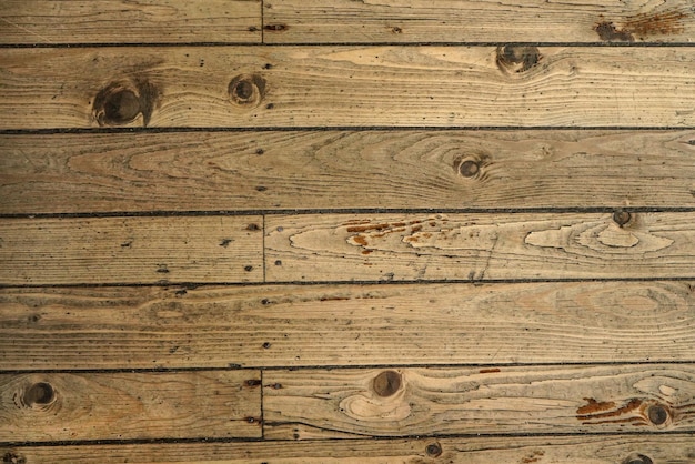 Vista dall'alto - vecchia struttura del pavimento in legno, piastrelle fissate con chiodi..