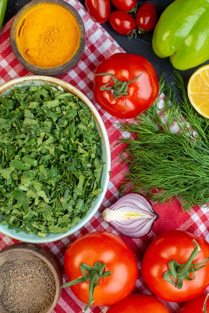 vista dall'alto verdure fresche con diverse verdure su sfondo scuro pasto pranzo insalata di colore cibo salute dieta