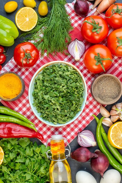 vista dall'alto verdure fresche con diverse verdure su sfondo scuro pasto pranzo spuntino colore dieta insalata cibo salute