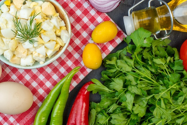 vista dall'alto verdure fresche con pasta cotta verdure e uova su sfondo scuro foto insalata pasto salute dieta colore cibo latte