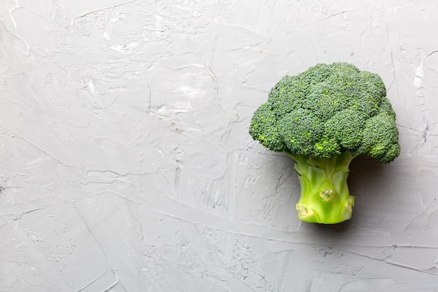 Vista dall'alto verdure fresche di broccoli verdi su sfondo colorato. Testa di cavolo broccoli Concetto di cibo sano o vegetariano. Disposizione piatta. Copia spazio