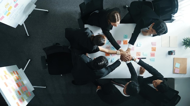 Vista dall'alto verso il basso del team di investitori professionisti che mettono insieme la direzione