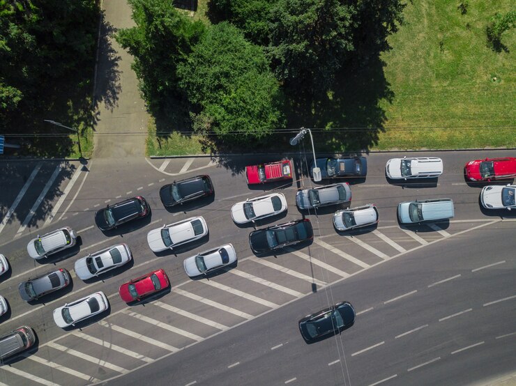 Vista dall'alto verso il basso dell'estratto della strada aerea del traffico urbano della città al concetto di trasporto dell'ora di punta