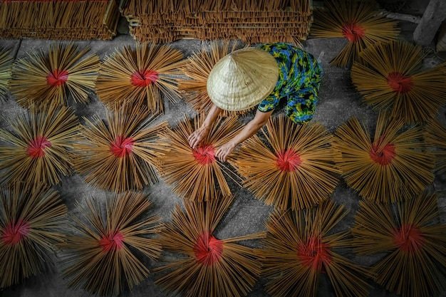 Vista dall'alto vietnamita che lavora con incenso rosso in casa a lungo xuyen