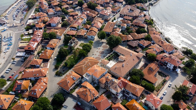 Vista dall'alto vista aerea dei tetti di piastrelle della vecchia Nessebar e del parcheggio città antica sulla costa del Mar Nero della Bulgaria Patrimonio Mondiale dell'UNESCO