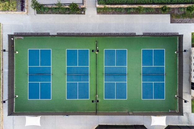 Vista dall'alto vista aerea di quattro campi da tennis vuoti pubblici blu campi da tennis