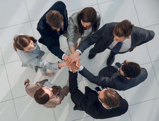 Vista dall'altoun gruppo di dipendenti in piedi in cerchioil concetto di lavoro di squadra