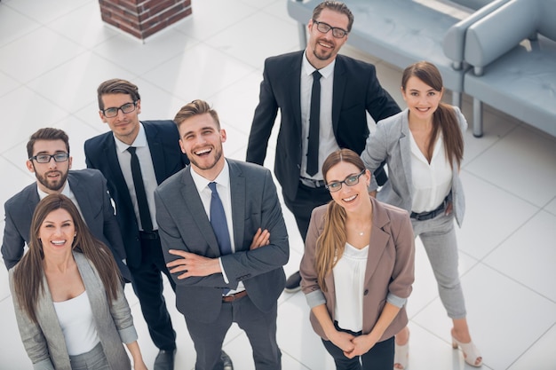 Vista dall'altoun gruppo di uomini d'affari che guardano la telecamerail concetto di professionalità