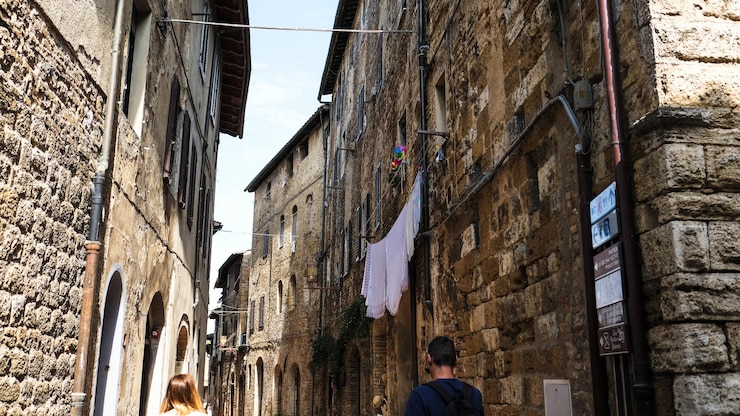 Foto vista dall'angolo basso del vecchio edificio