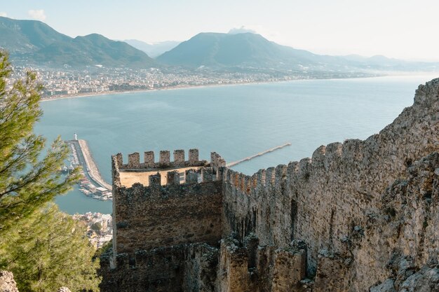 Vista dall'antica muraglia della fortezza sulla costa e sulla città con il porto