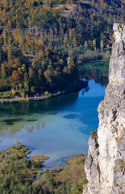 Vista dall'autunno fino al lago di montagna delle Alpi con acqua limpida e trasparente e riflessi Lago Almsee Alta Austria