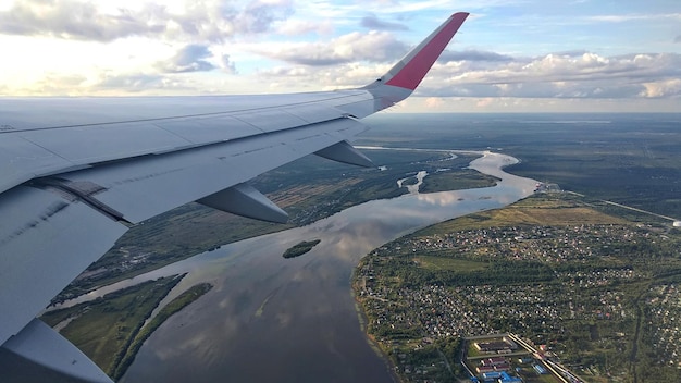 Vista dall'Iluminator dell'aereo sulla città di Arkhangelsk e sul fiume Dvina settentrionale. Russi