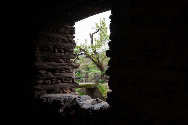 Vista dall'interno di uno dei passaggi o gallerie nelle strade attraverso una finestra ricavata nel muro