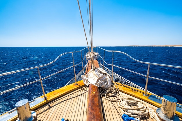 Vista dall'yacht del motore sul mare blu