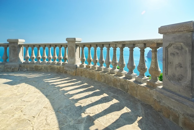 Vista dalla balaustra in pietra nella soleggiata giornata estiva