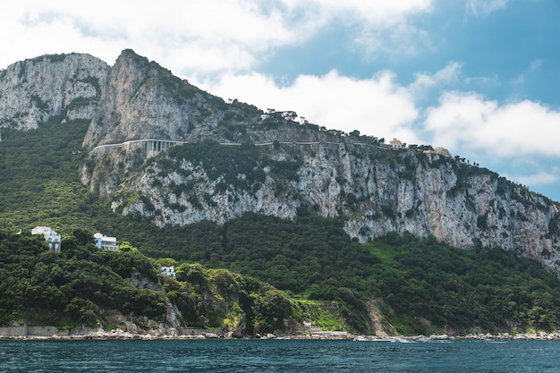 Vista dalla barca sulla costa dell'isola di Capri. Italia.