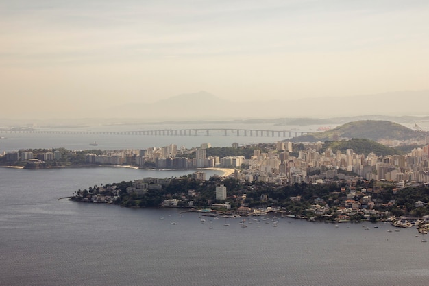 Vista dalla cima del parco della città di niteroi a rio de janeiro