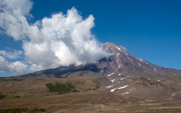 Vista dalla cima del vulcano koryaksky sulla penisola di kamchatka