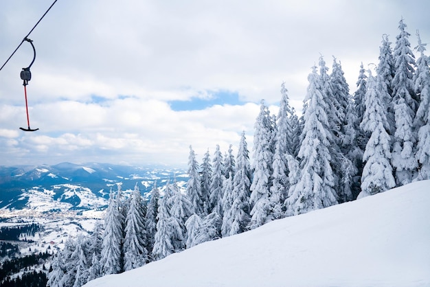 Vista dalla cima della montagna sulla foresta nel gelo e nelle nuvole basse