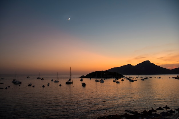 Vista dalla città di Sant Elm verso l'isola del drago a Maiorca