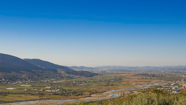 Vista dalla città storica del castello di berat nel sud dell'albania