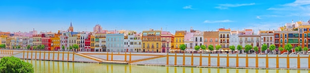 Vista dalla costa del Guadalquivir al quartiere di Triana i