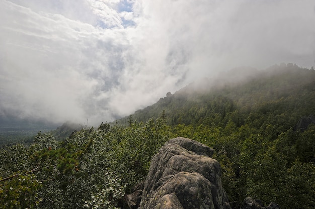 Vista dalla cresta grande Taganay nella città di Zlatoust, Russia