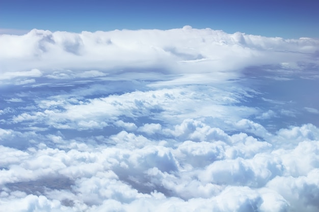 Vista dalla finestra dell'aereo. Bellissimo paesaggio del cielo con nuvole cumuliformi