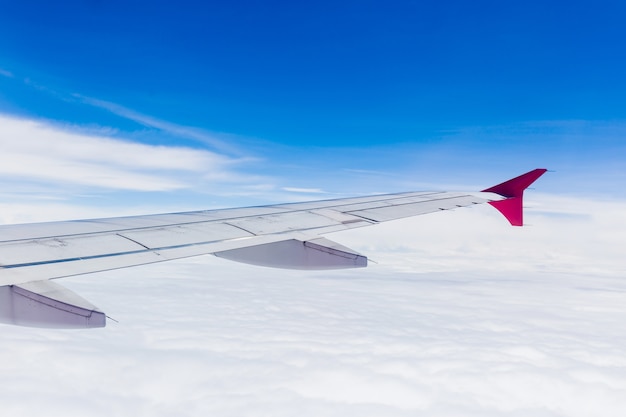 Vista dalla finestra dell&#39;aeroplano. Ala di un aeroplano in volo sopra le nuvole