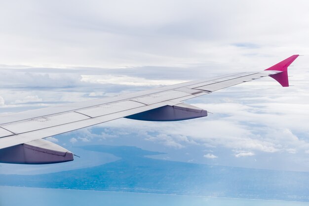 Vista dalla finestra dell&#39;aeroplano. Ala di un aeroplano in volo sopra le nuvole