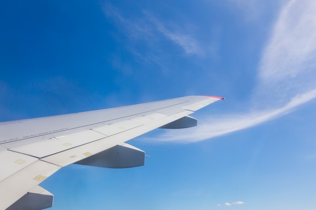 Vista dalla finestra dell&#39;aeroplano con cielo blu e nuvole bianche
