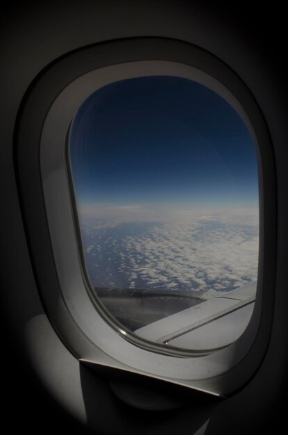 vista dalla finestra di un aereo commerciale cielo e nuvole sullo sfondo durante un viaggio turistico