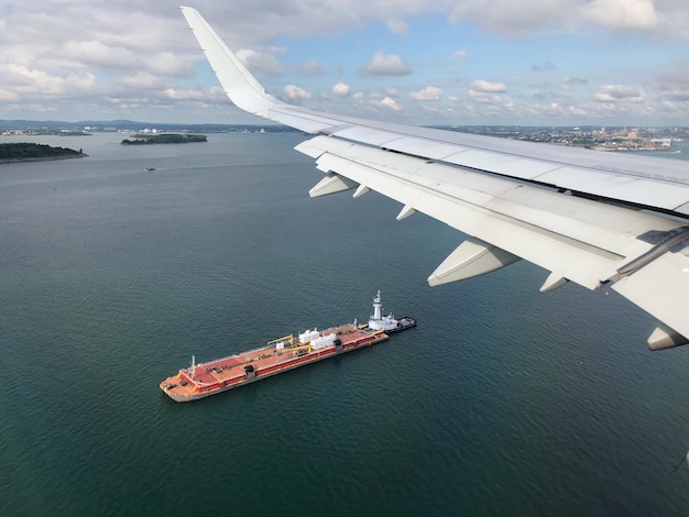 Vista dalla finestra di un aereo di linea di una nave che passa