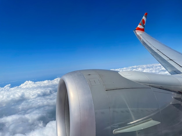 Vista dalla finestra di un aereo turbina di un aereo sotto le nuvole Al tramonto