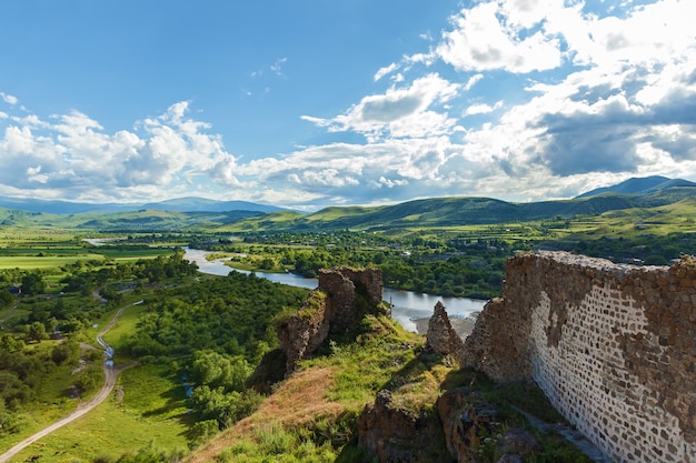 Vista dalla fortezza alla valle, rovine della fortezza di Atskuri, Georgia