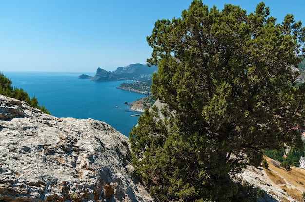 Vista dalla fortezza di Sudak sulla costa. Vista dalla fortezza di Sudak. Vista dalla fortezza genovese a Sudak, Crimea