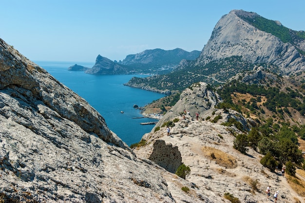 Vista dalla fortezza di Sudak sulla costa. Vista dalla fortezza di Sudak. Vista dalla fortezza genovese a Sudak, Crimea