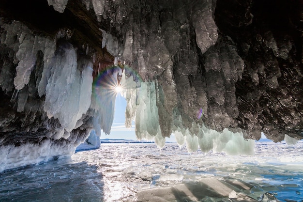 Vista dalla grotta di ghiaccio all'alba sul lago Baikal