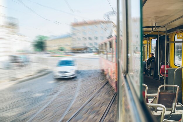 Vista dalla metà del tram all'interno della metà fuori dalla vecchia vista della città europea