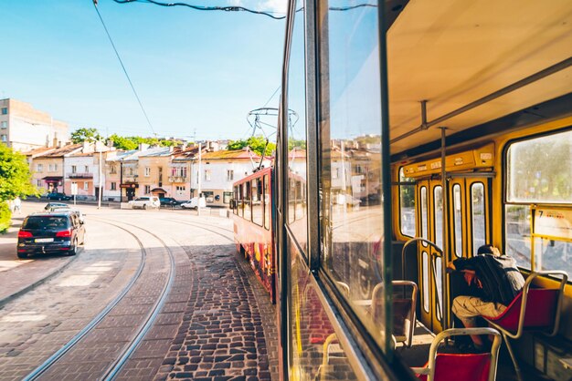 Vista dalla metà del tram all'interno della metà fuori dalla vecchia vista della città europea