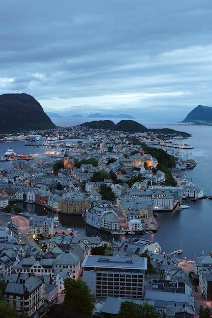 Vista dalla montagna Aksla presso la città di Alesund, Norvegia. Riprese notturne bianche