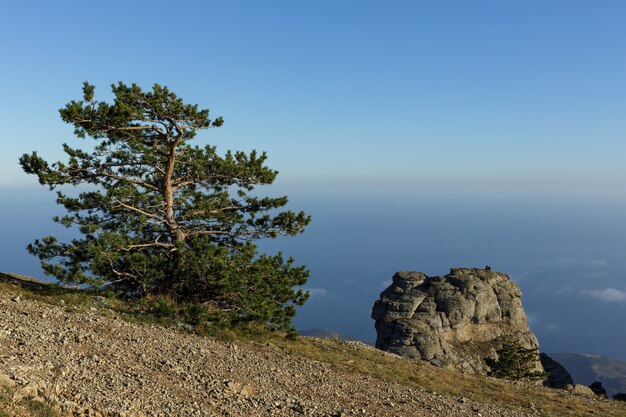 Vista dalla montagna al mare e cielo blu.