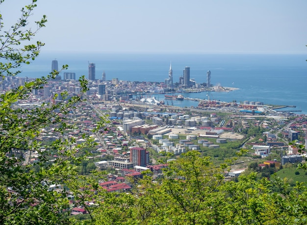 Vista dalla montagna alla città moderna Bellissimo paesaggio urbano Batumi dall'alto