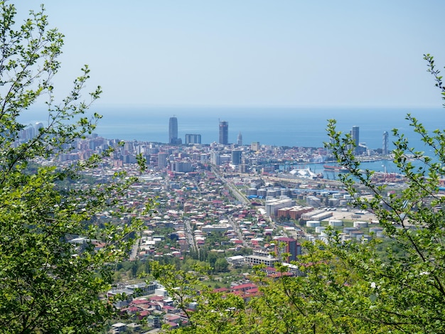 Vista dalla montagna alla città moderna Bellissimo paesaggio urbano Città in riva al mare