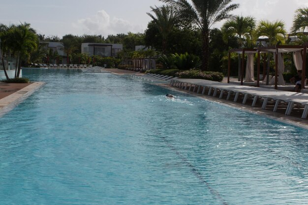 Vista dalla piscina del resort sul piano di calpestio durante i viaggi di vacanza