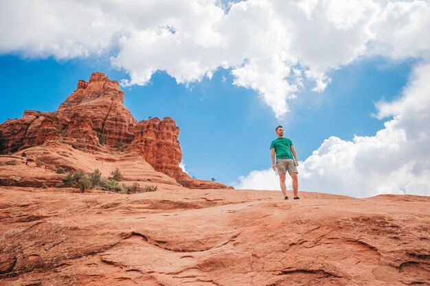 vista dalla pittoresca Cattedrale Rock a Sedona con il cielo blu in Arizona