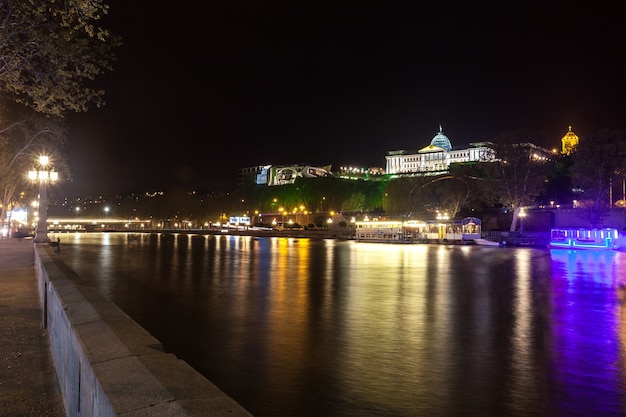 Vista dalla riva destra del fiume Kura al palazzo presidenziale.