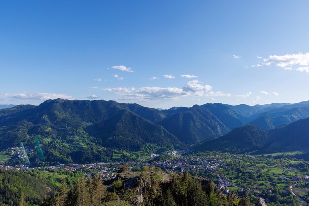 Vista dalla roccia alla città di Smolyan con prati per passeggiate con il bestiame e case tra la catena montuosa dei Monti Rodopi