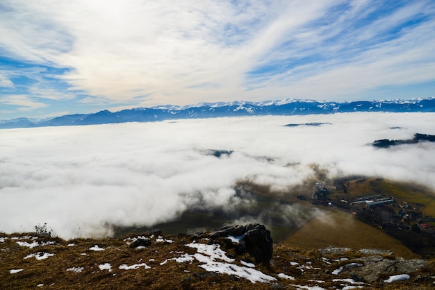 Vista dalla roccia di Cerenova nei Tatra occidentali vicino alla città di Liptovsky Mikulas in tempo nebbioso Slovacchia